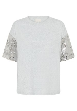 Helehall lühikeste varrukatega särk ümar kaelusega ja mõlemal varrukal hõbedased litrid.