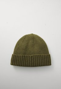 Olive roheliseks kootud beanie-müts, millel on volditud äär, tasasele valgele pinnale laotatuna.