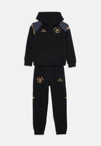 Survêtement Kappa Sport noir comprenant un sweat à capuche avec une poche avant et un pantalon assorti. Accents dorés et navy avec des détails de logo.