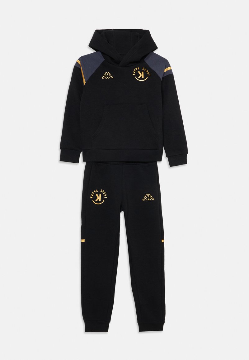 Survêtement Kappa Sport noir comprenant un sweat à capuche avec une poche avant et un pantalon assorti. Accents dorés et navy avec des détails de logo.