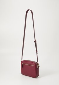 Borsa a tracolla bordeaux con texture sintetica liscia, forma rettangolare, tasca frontale con zip e tracolla regolabile.
