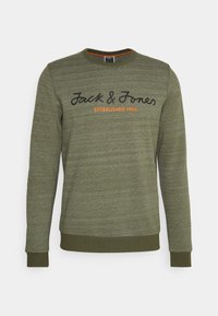 Felpa verde oliva con tessuto a trama, colletto rotondo, polsini e orlo a costine. Presenta un logo nero in corsivo e il testo arancione "FONDATO NEL 1990".