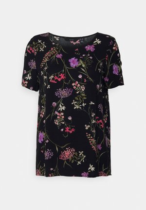 Blouse noire à manches courtes avec un motif floral comprenant des fleurs violettes, roses et blanches. En tissu doux, avec un col rond.