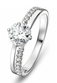 Anello d'argento con un diamante centrale rotondo e taglio brillante, e una fascia con diamanti più piccoli in montatura pavé per un tocco di brillantezza in più.