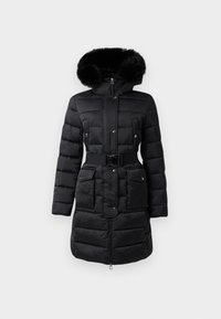 Melna pūkainā jaka ar pūkainu kapuci, jostai līdzīgu vidukli, ar rāvējslēdzēju, divām priekšējām kabatām un quilted tekstūru siltumam un stilam.