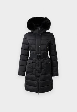 Giacca a vento nera con cappuccio foderato in pelliccia, vita con cintura, chiusura con zip, due tasche frontali e texture trapuntata per calore e stile.