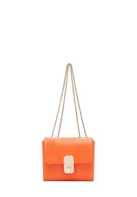 Sac à main en simili cuir orange avec un motif texturé, des chaînes dorées, et un rabat rectangulaire avec un fermoir.
