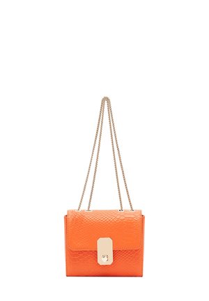Oranje faux leren handtas met een getextureerd patroon, vergulde kettingriemen en een rechthoekige klep met een sluiting.