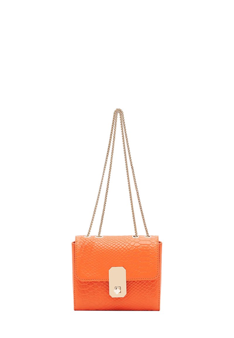 Sac à main en simili cuir orange avec un motif texturé, des chaînes dorées, et un rabat rectangulaire avec un fermoir.