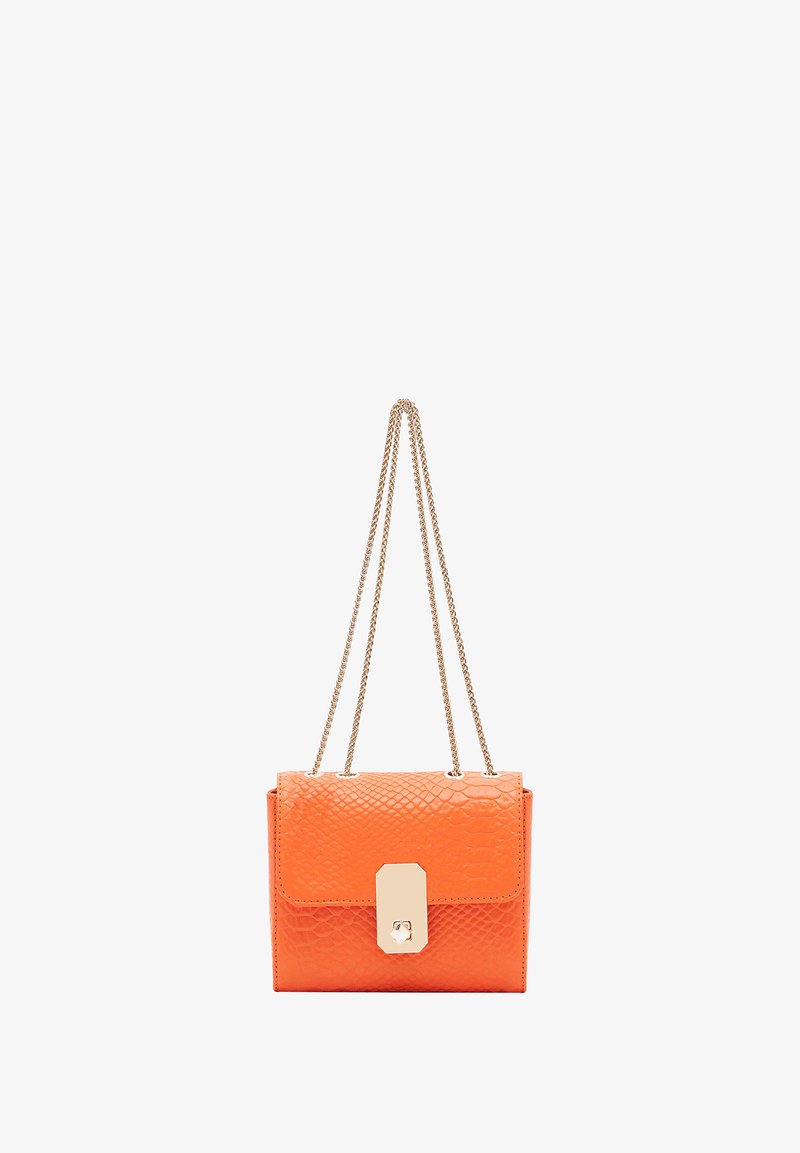 Oranje faux leren handtas met een getextureerd patroon, vergulde kettingriemen en een rechthoekige klep met een sluiting.