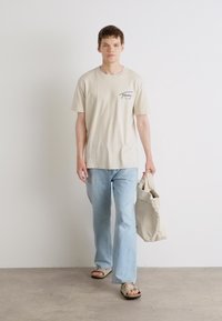 Tommy Jeans SIGNATURE TEE - T-shirt estampada - newsprint