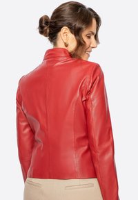 Rote Lederjacke mit taillierter Passform, Stehkragen und glatter Textur. Verfügt über feine Nähte und eine cropped Silhouette.