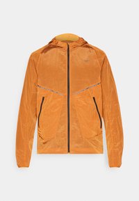 Oranje Nike-jack met capuchon, gestructureerde stof, volledige rits, twee voortassen met zwarte ritsen en reflecterende accenten.