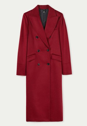 Bordeauxfarbener, doppelt geknöpfter Mantel mit spitzen Revers, zwei vorderen Taschen und schwarzen Knöpfen; aus dickem Stoff gefertigt und mit einer glatten Textur.