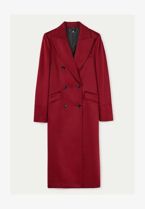 Bordeauxfarbener, doppelt geknöpfter Mantel mit spitzen Revers, zwei vorderen Taschen und schwarzen Knöpfen; aus dickem Stoff gefertigt und mit einer glatten Textur.