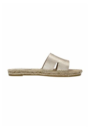 Leren slip-on sandaal in metallic goud met twee brede banden en een gevlochten juten zool. Voorzien van een vlakke voetbed voor comfort.