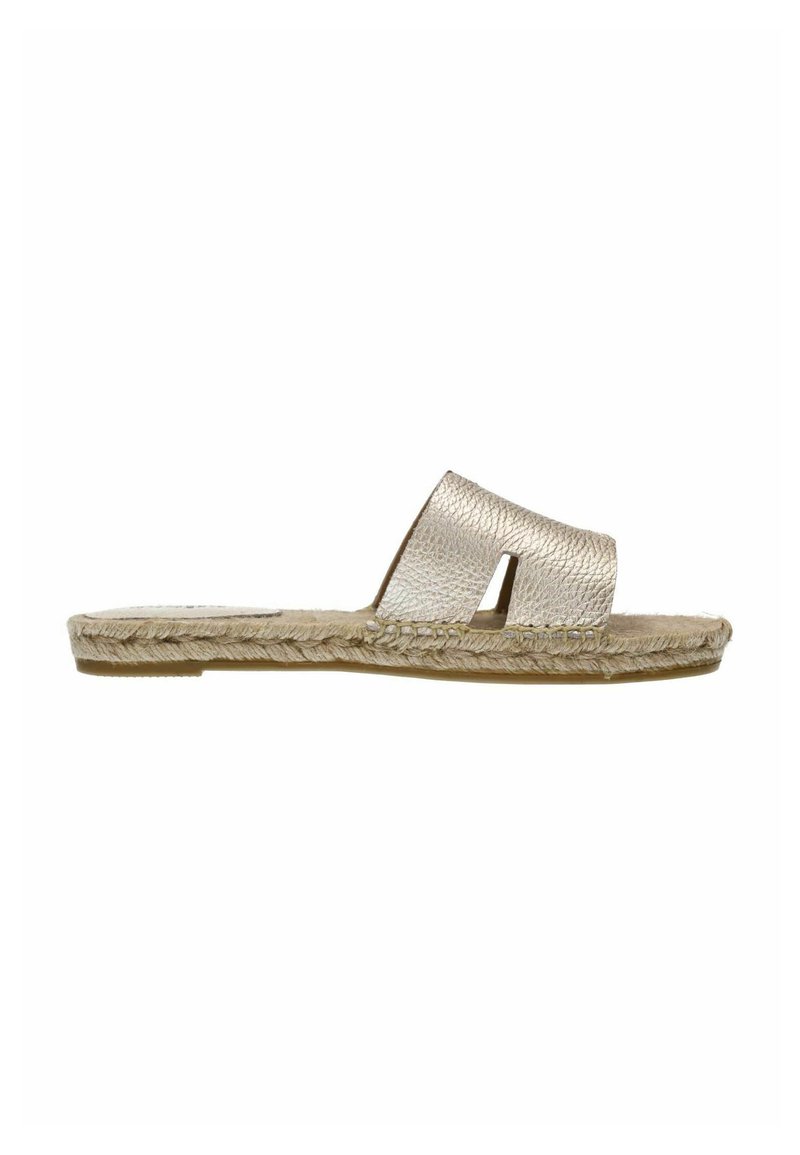 Leren slip-on sandaal in metallic goud met twee brede banden en een gevlochten juten zool. Voorzien van een vlakke voetbed voor comfort.