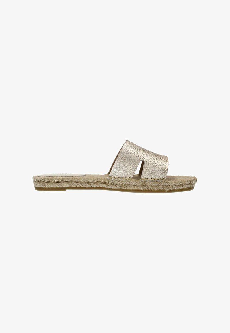 Leren slip-on sandaal in metallic goud met twee brede banden en een gevlochten juten zool. Voorzien van een vlakke voetbed voor comfort.