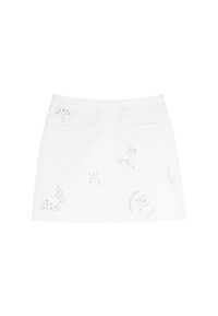 Biała mini spódnica z subtelnymi wyciętymi laserowo wzorami kwiatowymi oraz dwoma poziomymi kieszeniami z tyłu w pasie.