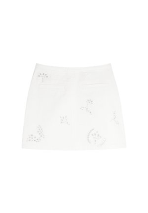 Biała mini spódnica z subtelnymi wyciętymi laserowo wzorami kwiatowymi oraz dwoma poziomymi kieszeniami z tyłu w pasie.
