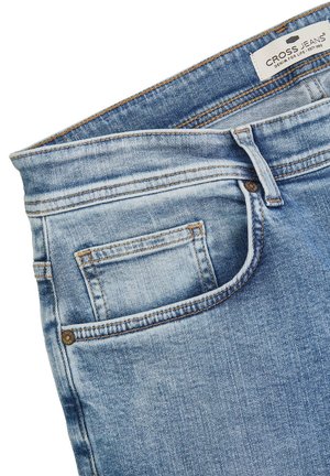 Lichtblauwe denim jeans met een klassiek vijf-pocket ontwerp, contrasterende oranje stiksels en een klein logotag op de tailleband.