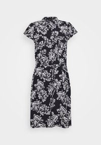 Robe à manches courtes noire avec motif floral blanc, dotée d'un col à revers, de boutons sur le devant et d'un détail de taille nouée.
