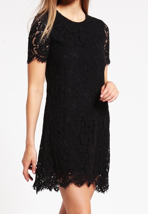 Robe en dentelle noire avec manches courtes, présentant un col rond et un ourlet festonné. Motif floral texturé sur tout le tissu.