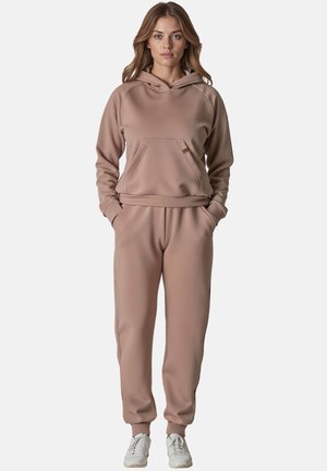 Lysebrun hoodie med en frontlomme, ribbet kant og hætte med snøre, parret med matchende joggers med elastisk talje.