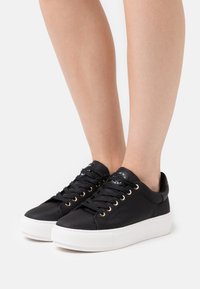 Kurt Geiger London Tenisky - black