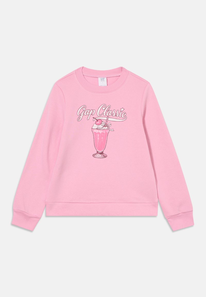 Sweat-shirt rose clair à manches longues avec le texte "Gap Classic" et une illustration d'un milkshake rose garni de crème fouettée et d'une cerise.