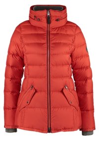 Veste matelassée rouge avec un col montant, une texture matelassée, une fermeture zippée à l'avant, deux poches zippées et des poignets tricotés.
