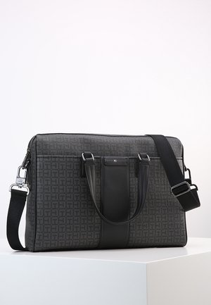 Bolso de hombro rectangular de color gris oscuro con estampado, asas negras, correa ajustable y una pequeña placa metálica con logo en el centro delantera.