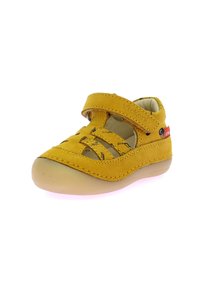 Zapato infantil amarillo de ante con una correa de velcro, diseño perforado y suela de goma ligera. Presenta costuras en contraste y acentos de marca.