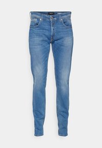 Kék farmernadrág slim fit szabással, öt zsebes designnal, gombos zárással, világos mosási részletekkel és diszkrét varrási díszítésekkel.