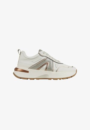 Sneaker chunky bianca e oro metallizzato con chiusura frontale con lacci, suola spessa e marchio Alexander Smith sul lato.