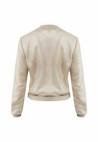 Kremowa bomberka o gładkiej fakturze, ze świecącym kołnierzem i mankietami oraz krótkim krojem. Bez widocznych zapięć lub ozdób.