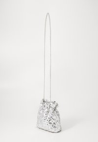 Hopeinen paljettikäsilaukku, jossa on kerätty muotoilu ja ketjuhihna. Laukussa on teksturoitu pinta ja solmittu yksityiskohta päällä.