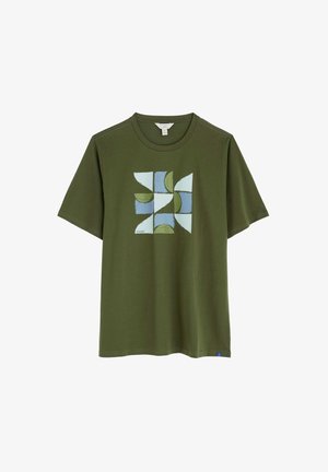 Maslinasto zelena majica kratkih rukava s grafičkim dizajnom koji sadrži plave i svijetlozelene apstraktne oblike na prednjoj strani. Klasični okrugli izrez.