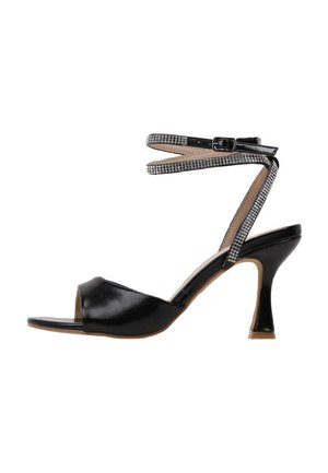 Sandal de tacón alto de cuero negro con punta abierta, correa en el tobillo adornada con piedras de strass y diseño de tacón curvado.