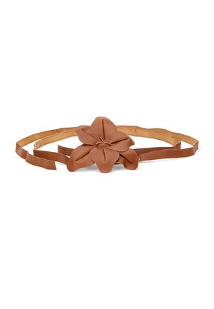 Ceinture en cuir marron avec grande boucle en forme de fleur et sangle réglable sur fond blanc.