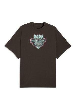 Maglietta a maniche corte marrone scuro con grafica di tre UFO che emettono fumo rosa e la parola "RARE" in azzurro chiaro sopra di loro.