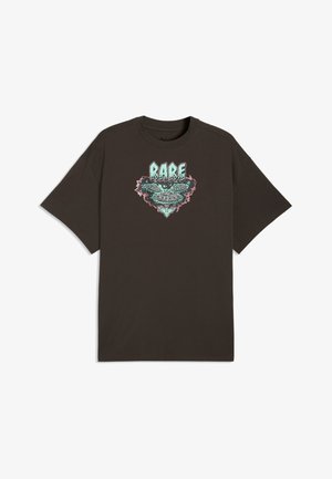 Dunkelbraunes T-Shirt mit kurzen Ärmeln und einer Grafik von drei UFOs, die pinken Rauch ausstoßen, und dem Wort „RARE“ in Hellblau darüber.