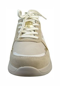 Beżowe zamszowe buty z białymi akcentami, z okrągłym noskiem, złotym okuciem i teksturowaną gumową podeszwą. Sznurowadła są jasnobeżowe i plecione.