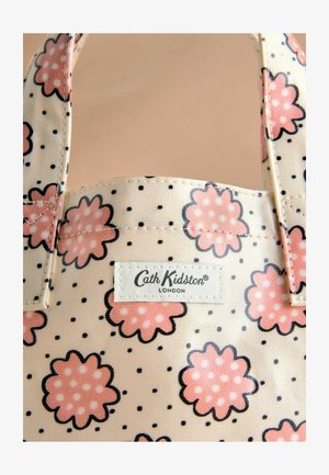 Bloemen tas met roze bloemen met zwarte omlijning op een romige achtergrond, gestipte accenten, en een gestikte label met "Cath Kidston."