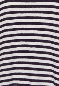 Pruhovaná látka s bílými a tmavě námořnickými vodorovnými pruhy, s hladkou texturou a konzistentním vzorem po celé ploše.