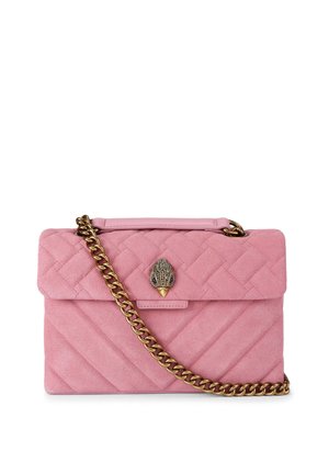 Borsa trapuntata in camoscio rosa con tracolla a catena dorata e chiusura decorativa in metallo con un intricato design a foglia.