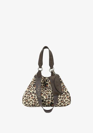 Tasche aus Leopard-Print-Stoff mit einem dunkelbraunen Tragegurt, einem passenden abnehmbaren Täschchen und silbernen Hardware-Details. Dreieckige Form, weiche Textur.