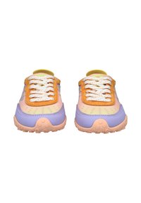 Multicolor sneakers met een verloopontwerp in oranje, geel en paars, voorzien van witte veters en een gestructureerde rubberen zool.