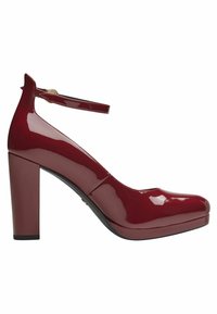 Pompe à talon de cheville en cuir verni rouge avec un bout arrondi et un large talon bloc. Fini brillant et détails de conception minimalistes.