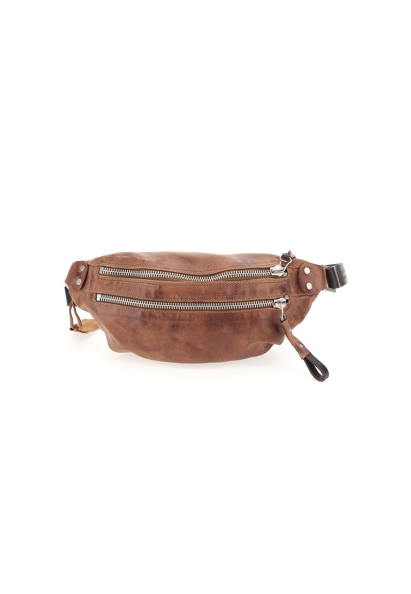 Riñonera de cuero marrón con dos cremalleras plateadas, una textura suave y un pequeño lazo decorativo, con una forma curvada y una correa ajustable.